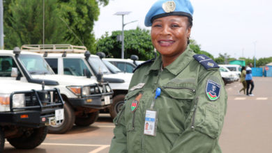 Photo of Женщина-полицейский из Буркина-Фасо удостоена ежегодной награды за службу в рядах миротворцев ООН